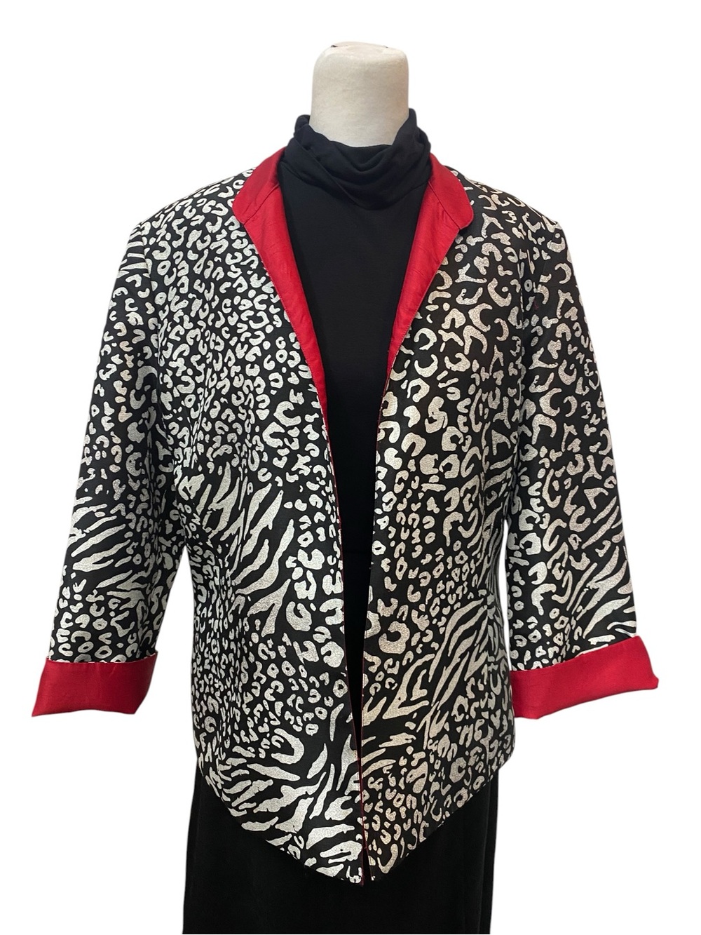 PECK & PECK Women's size 6 Black, Silver & Red Animal-Print Open front Blazer